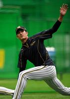 入念に体を動かす阪神・藤浪晋太郎＝甲子園（撮影・高部洋祐）