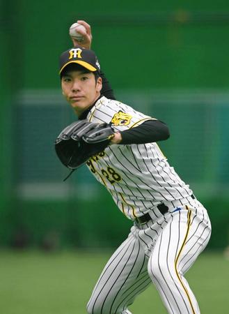 ノックを受け、三塁方向に送球する小野