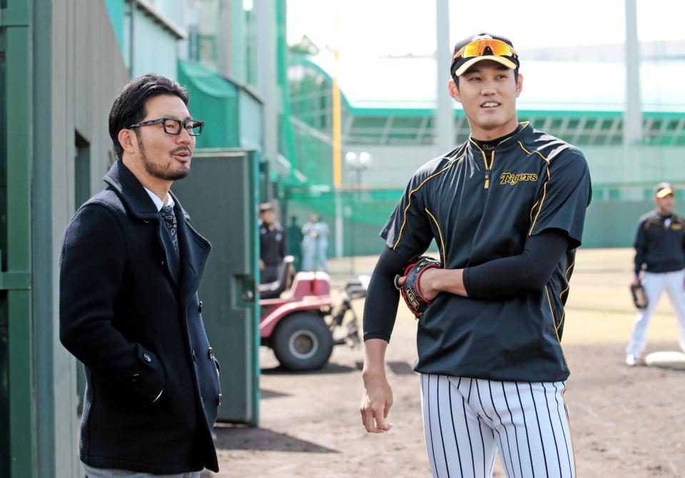 藤浪（右）と話すデイリースポーツ評論家の狩野氏