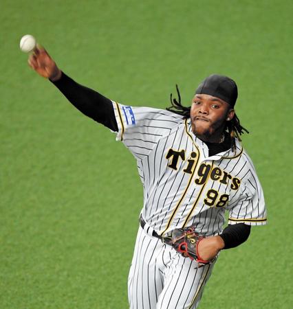 　キャッチボールするドリス（撮影・北村雅宏）