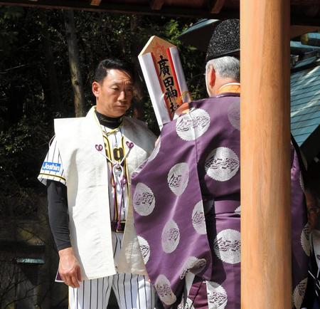 必勝守護の札を受け取る阪神・金本知憲監督＝廣田神社（撮影・北村雅宏）