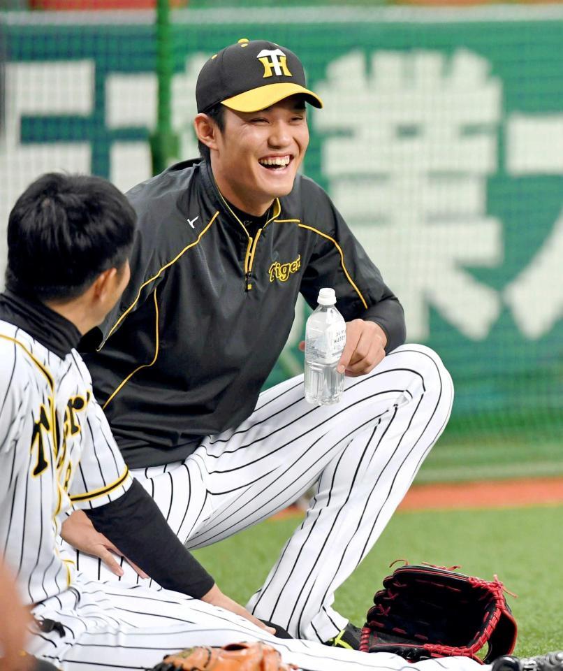 　練習前、談笑する藤浪（撮影・田中太一）