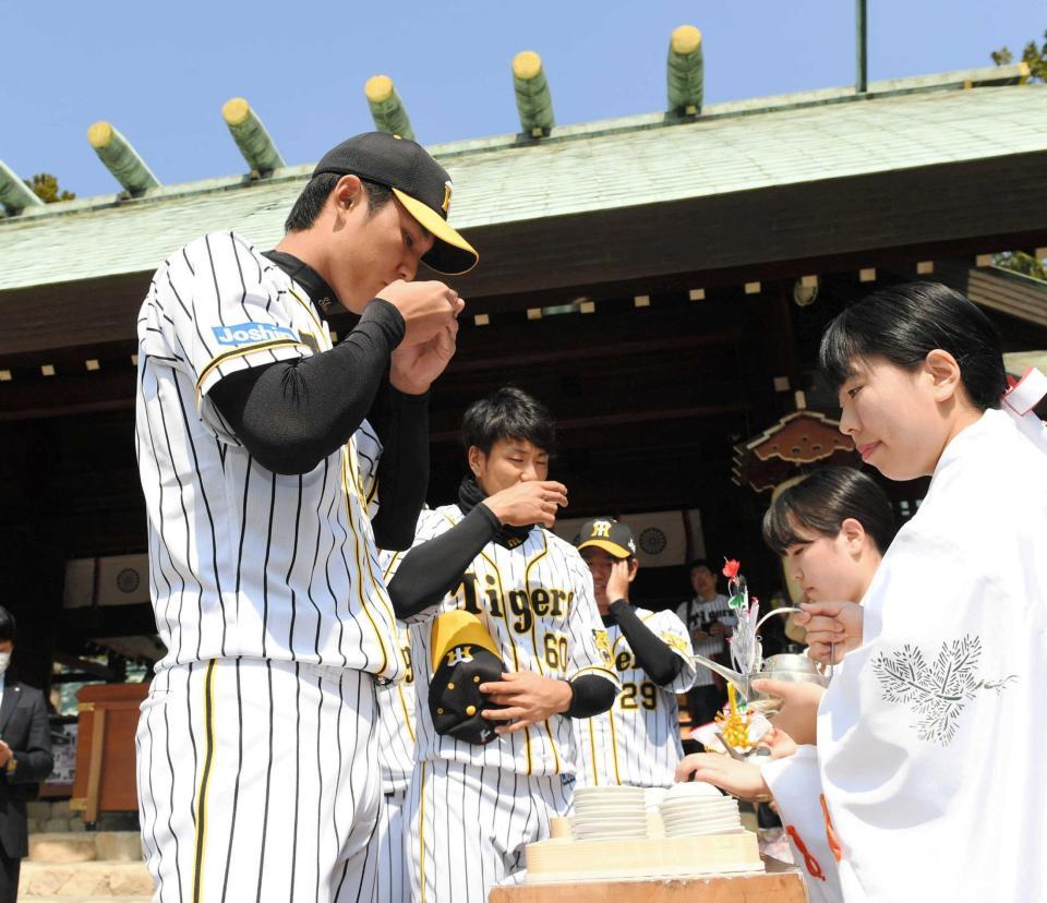 　必勝祈願後、お神酒を頂く藤浪（撮影・田中太一）