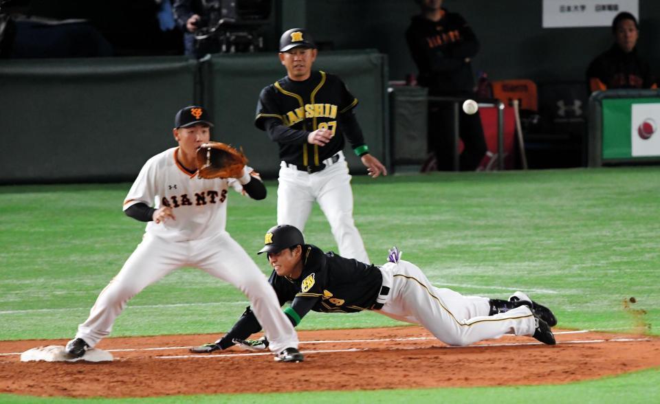 ２回、阪神・高山が一塁にヘッドスライディング。追加点が入る＝東京ドーム（撮影・堀内翔）