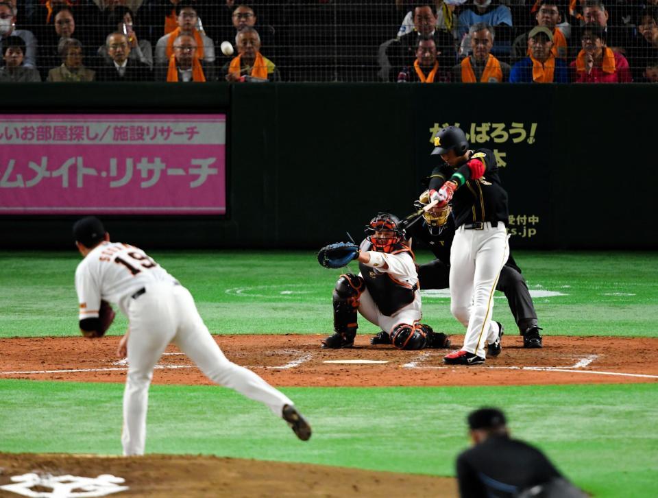 ３回阪神２死一塁、大山が右越えに２ランを放つ。投手は菅野＝東京ドーム（撮影・堀内翔）