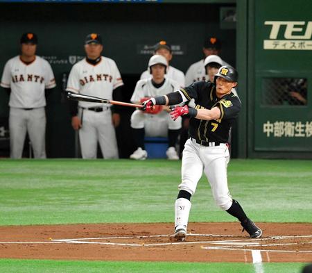 　１回、右越えに先制ソロを放つ糸井（撮影・出月俊成）　