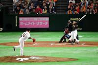 ３回阪神１死一、二塁、ロサリオが左前適時打を放つ。投手は田口＝東京ドーム（撮影・堀内翔）
