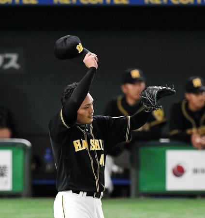 ４回、逆転を許した阪神・秋山拓巳が汗をぬぐう＝東京ドーム（撮影・園田高夫）