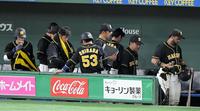 巨人２連敗。ベンチを後にするロサリオ（右端）ら阪神ナイン＝東京ドーム（撮影・堀内翔）