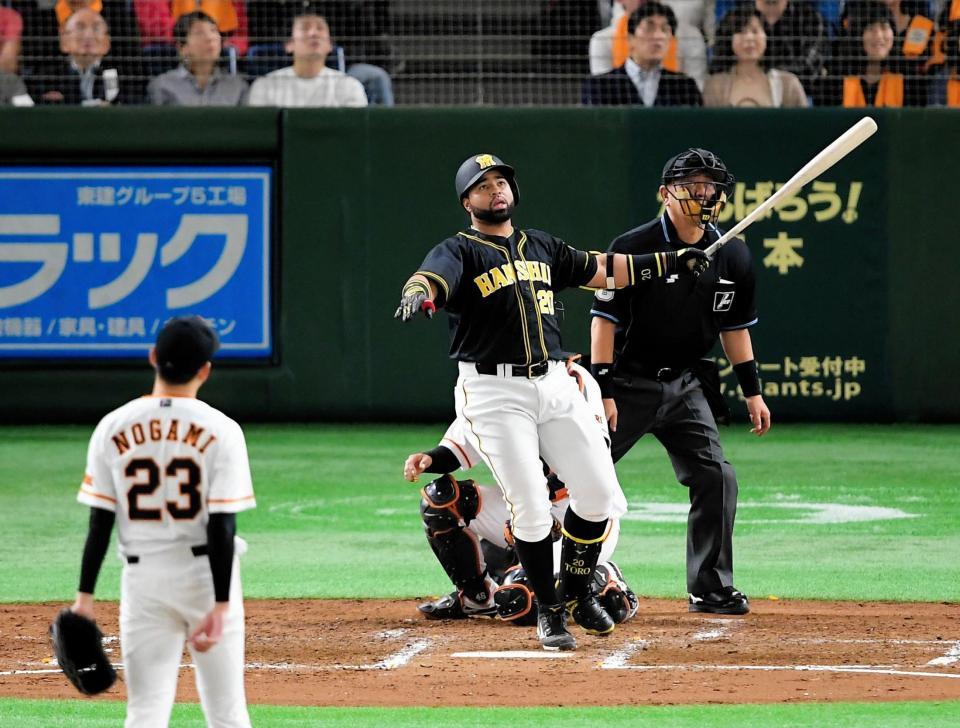 ４回阪神無死、ロサリオが左越えに本塁打を放つ。（投手・野上）＝東京ドーム（撮影・堀内翔）