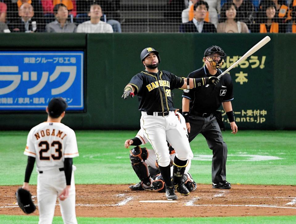 　４回、野上（２３）から左越えに来日１号となるソロを放つロサリオ（撮影・堀内翔）