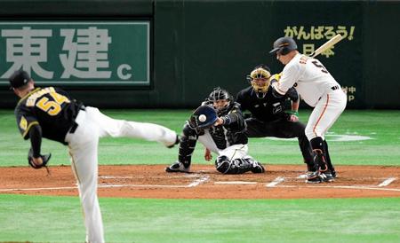 　１回、メッセンジャー（左）は６球目のカーブでゲレーロから見逃し三振を奪う