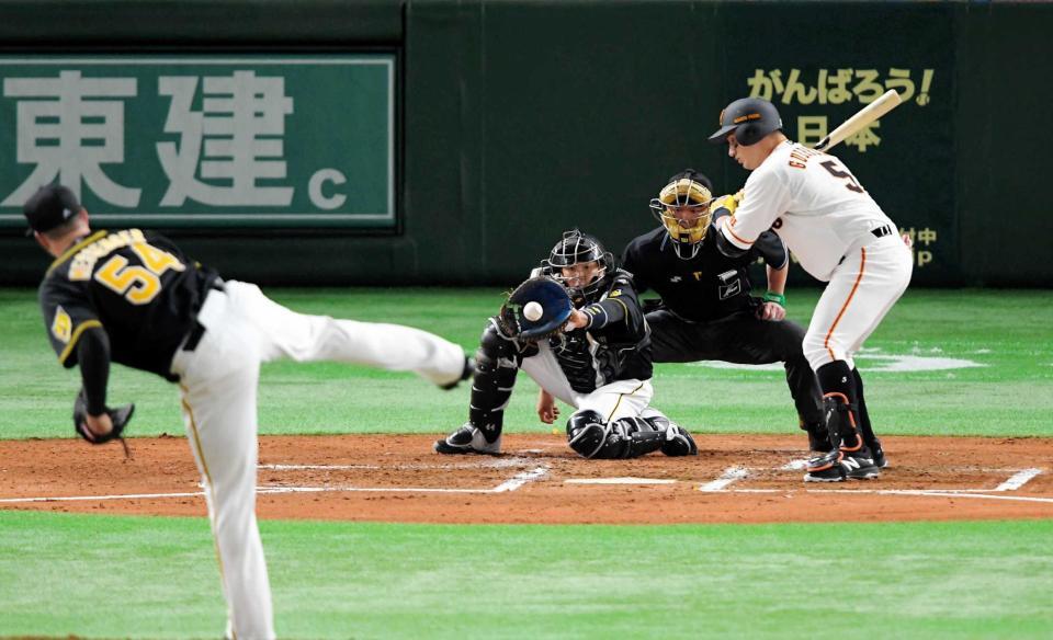 　１回、メッセンジャー（左）は６球目のカーブでゲレーロから見逃し三振を奪う