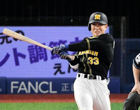 ９回、二塁打を放つ阪神・糸原健斗＝横浜スタジアム（撮影・棚橋慶太）