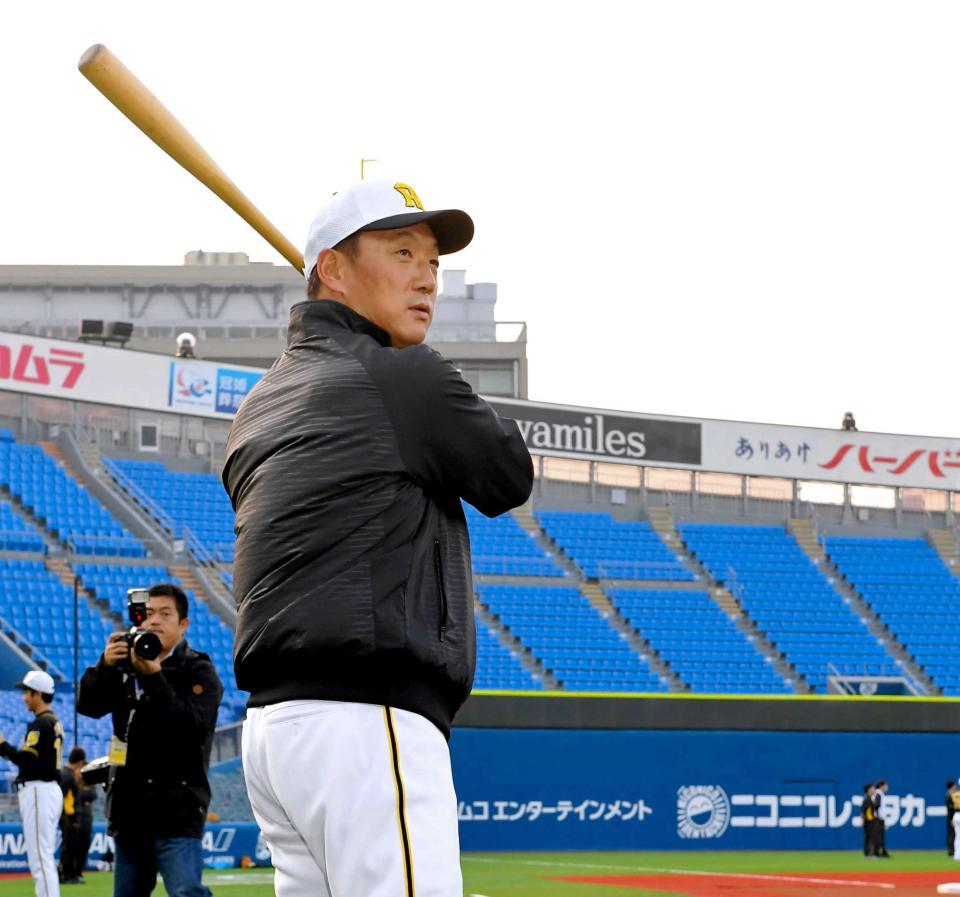 　バットを構えながら練習を見守る金本監督