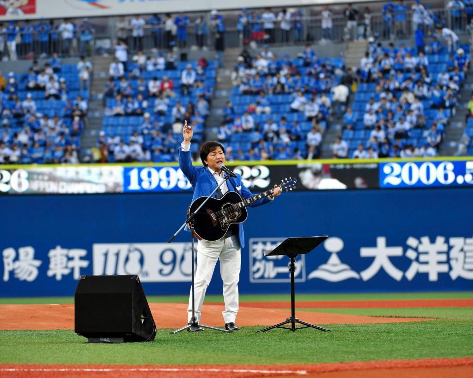 ギターを手に熱唱する堀内孝雄＝横浜スタジアム（撮影・出月俊成）
