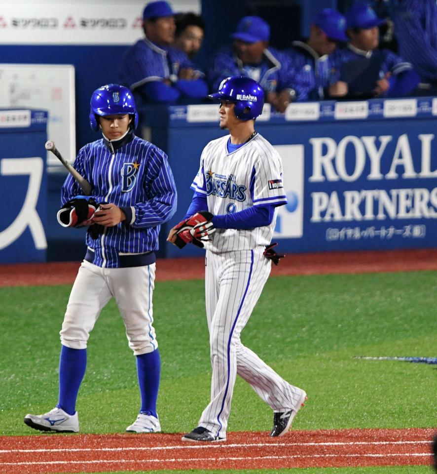 　２回、申告敬遠され一塁へ向かう大和（撮影・棚橋慶太）