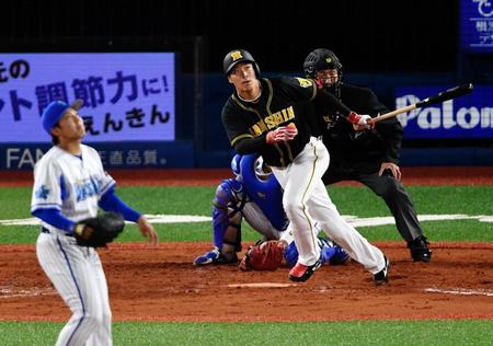 ４回、先制犠飛を放つ大山（撮影・棚橋慶太）