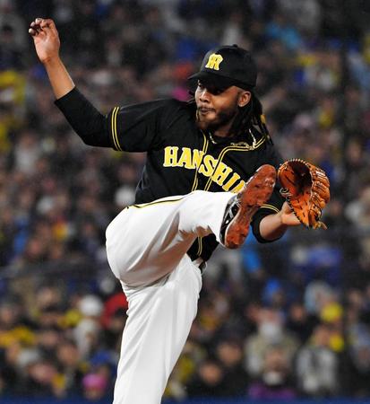 最後を３人で締めた阪神　ラファエル・ドリス＝横浜スタジアム（撮影・出月俊成）