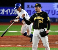 ７回、戸柱から空振り三振を奪いガッツポーズするメッセンジャー（撮影・棚橋慶太）