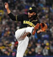 最後を３人で締めた阪神　ラファエル・ドリス＝横浜スタジアム（撮影・出月俊成）