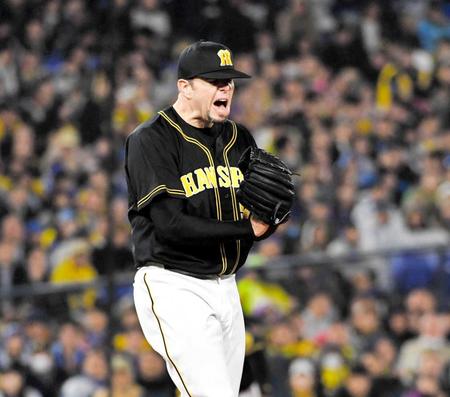 　５回、倉本を空振り三振に仕留め、グラブをたたいて雄たけびを上げるメッセンジャー（撮影・出月俊成）