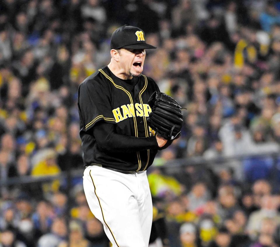 　５回、倉本を空振り三振に仕留め、グラブをたたいて雄たけびを上げるメッセンジャー（撮影・出月俊成）