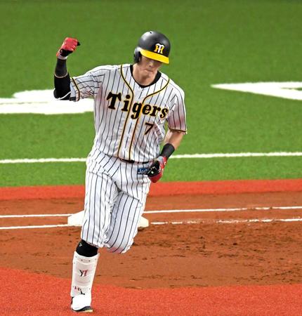 　１回、逆転の２ランを放ちガッツポーズを見せる糸井