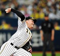 ６回、満塁のピンチで気迫のピッチングを見せる阪神・秋山拓巳＝京セラドーム大阪（撮影・田中太一）
