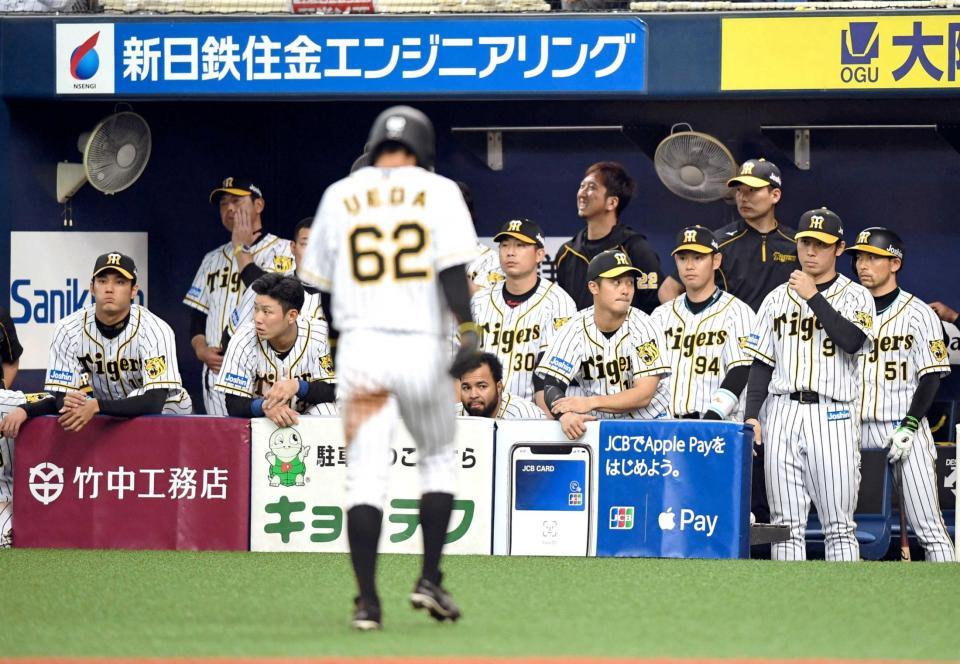 　植田（手前）が生還できず試合終了。ベンチでぼう然とする藤浪（左）ら阪神ナイン