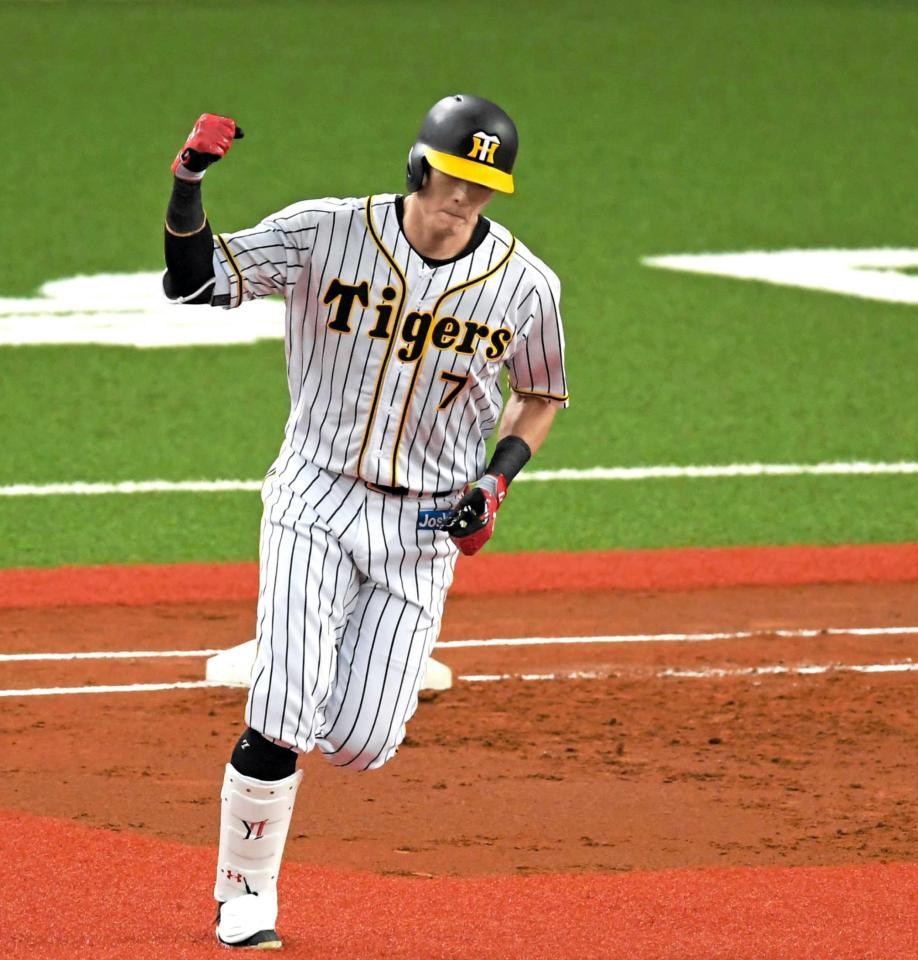 　１回、逆転の２ランを放ちガッツポーズを見せる糸井