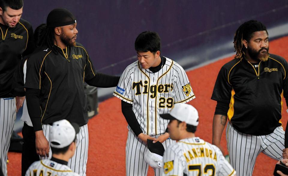 　ドリス（左）、マテオ（右）らコワモテの助っ人投手陣に恐縮する！？高橋遥（中央）＝撮影・高部洋祐