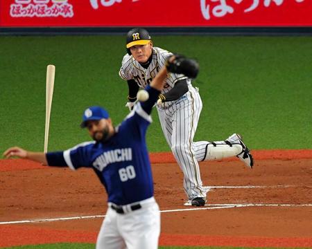 　１回、中前に先制の適時打を放つ福留（投手・ジー）＝撮影・高部洋祐