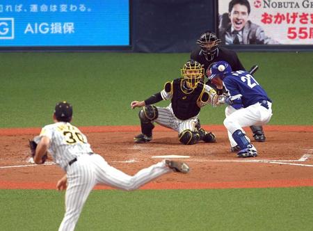 ５回中日２死満塁、中日・大野奨太は頭部に死球を受ける（投手　阪神・石崎剛、捕手　阪神・坂本誠志郎）＝京セラドーム（撮影・山口登）