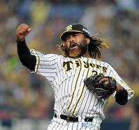 　８回、満塁のピンチに福田を三ゴロ併殺打に仕留め、ガッツポーズを見せるマテオ（撮影・北村雅宏）