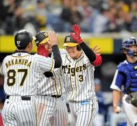 　４回、２ランを放った大山は中村コーチ（左）らに迎えられる（撮影・北村雅宏）