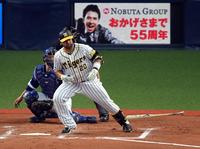 ７回、ロサリオは左前に同点打を放つ（捕手　中日・松井）