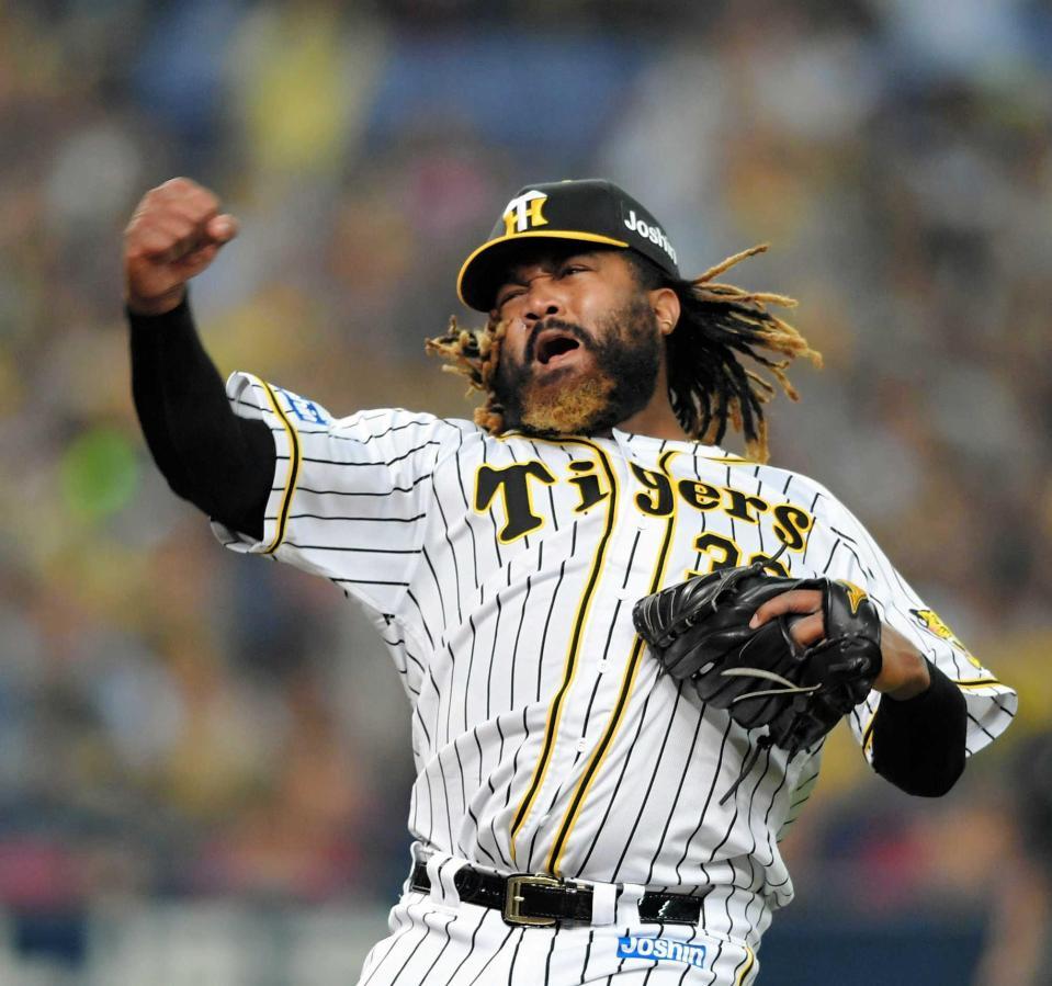 　８回、満塁のピンチに福田を三ゴロ併殺打に仕留め、ガッツポーズを見せるマテオ（撮影・北村雅宏）