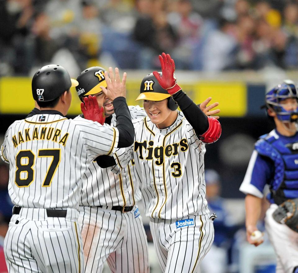 　４回、２ランを放った大山は中村コーチ（左）らに迎えられる（撮影・北村雅宏）