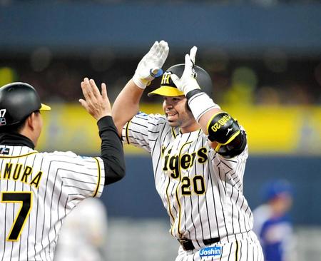 　７回、同点の２点適時打を放ち、中村コーチ（左）とタッチを交わすロサリオ（撮影・北村雅宏）