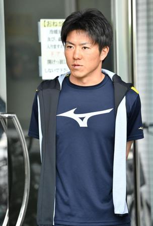 記者の質問に答える長坂（撮影・持木克友）