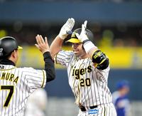 　７回、同点の２点適時打を放ち、中村コーチ（左）とタッチを交わすロサリオ（撮影・北村雅宏）