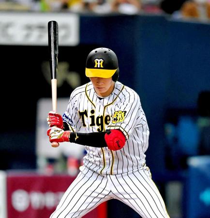 　８日の対中日戦７回、右手と左手の間に指１本分程度のスペースを作り、押し出しの四球を選ぶ大山