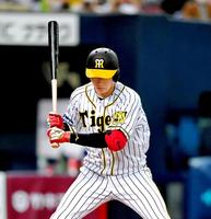 　８日の対中日戦７回、右手と左手の間に指１本分程度のスペースを作り、押し出しの四球を選ぶ大山