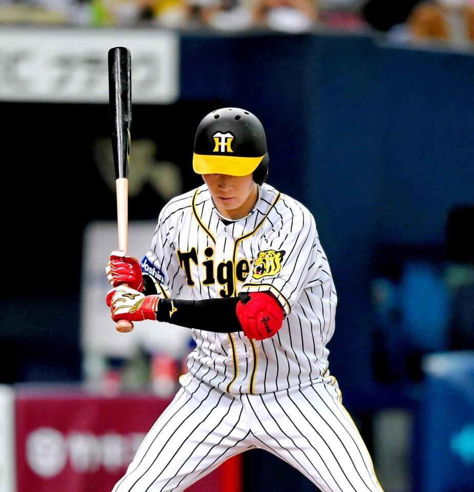 　８日の対中日戦７回、右手と左手の間に指１本分程度のスペースを作り、押し出しの四球を選ぶ大山