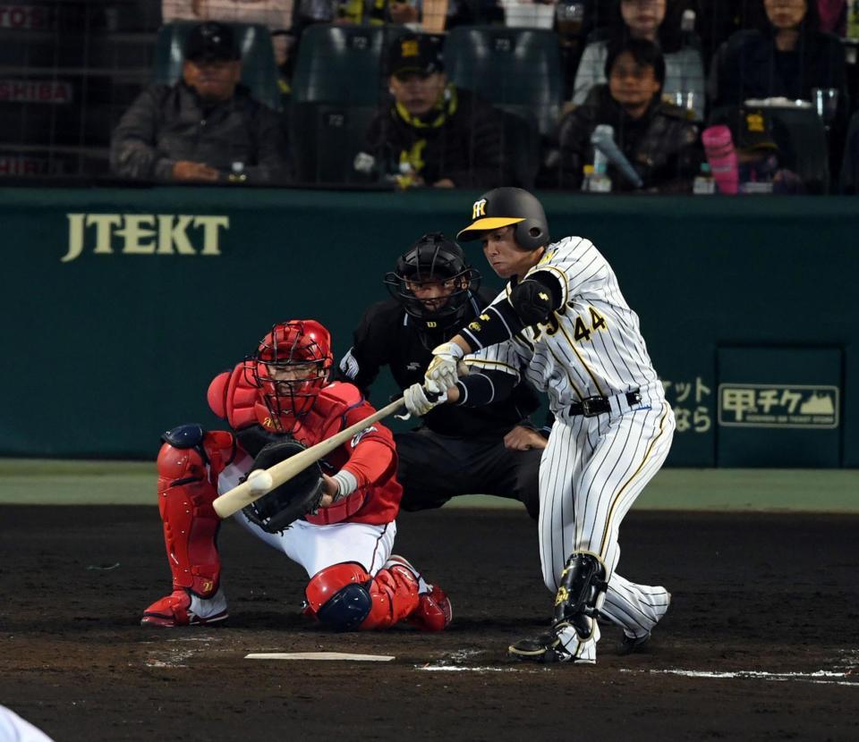 　４回、梅野は左中間に適時二塁打を放つ（撮影・山口登）