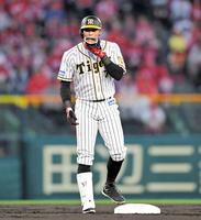 １回、先制適時二塁打を放ち、プロテクターを口にする糸井（撮影・北村雅宏）