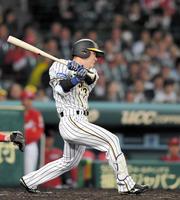 ４回、中前打を放つ糸原（撮影・北村雅宏）