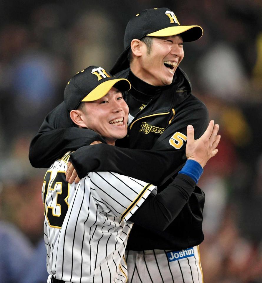 西岡（右）と勝利を喜ぶ糸原　