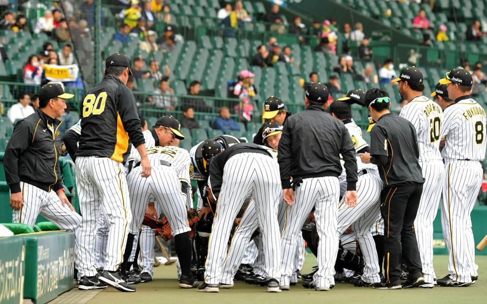 試合前、円陣を組む阪神ナイン＝甲子園（撮影・北村雅宏）
